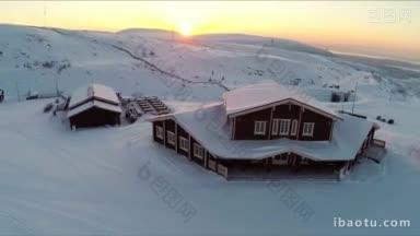 日落时分，希宾斯雪原和山上冬季滑雪中心地区的木制建筑鸟瞰图